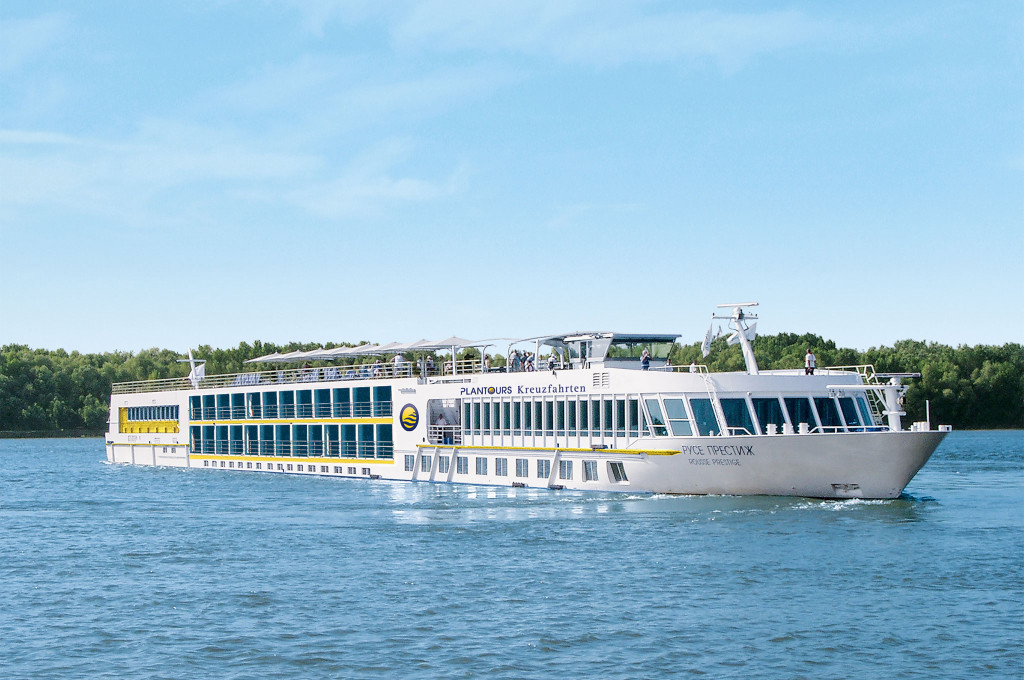 Bild des jeweiligen Schiffs auf dem Wasser