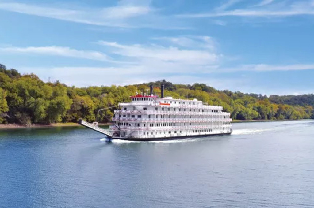 Bild des jeweiligen Schiffs auf dem Wasser