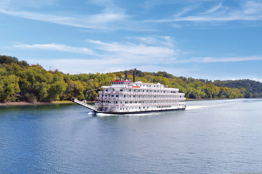 Bild des jeweiligen Schiffs auf dem Wasser