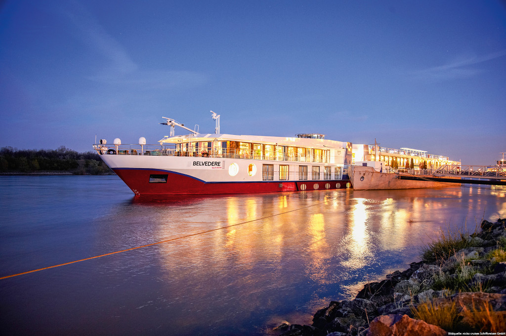Bild des jeweiligen Schiffs auf dem Wasser