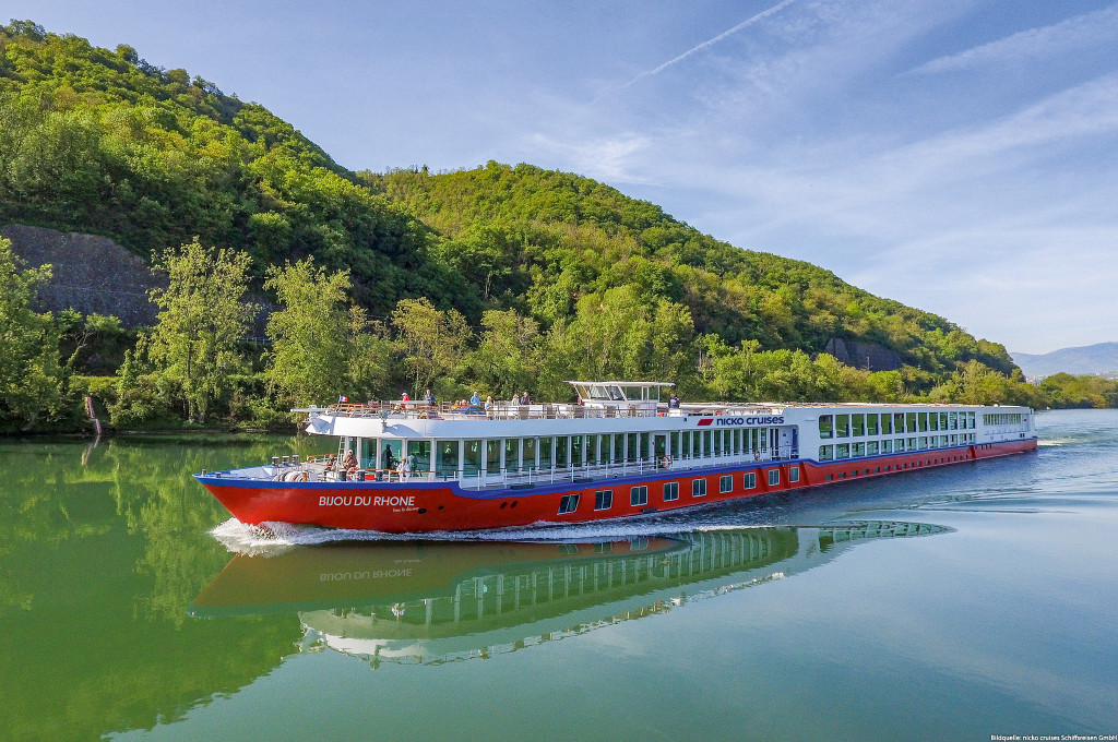 Bild des jeweiligen Schiffs auf dem Wasser