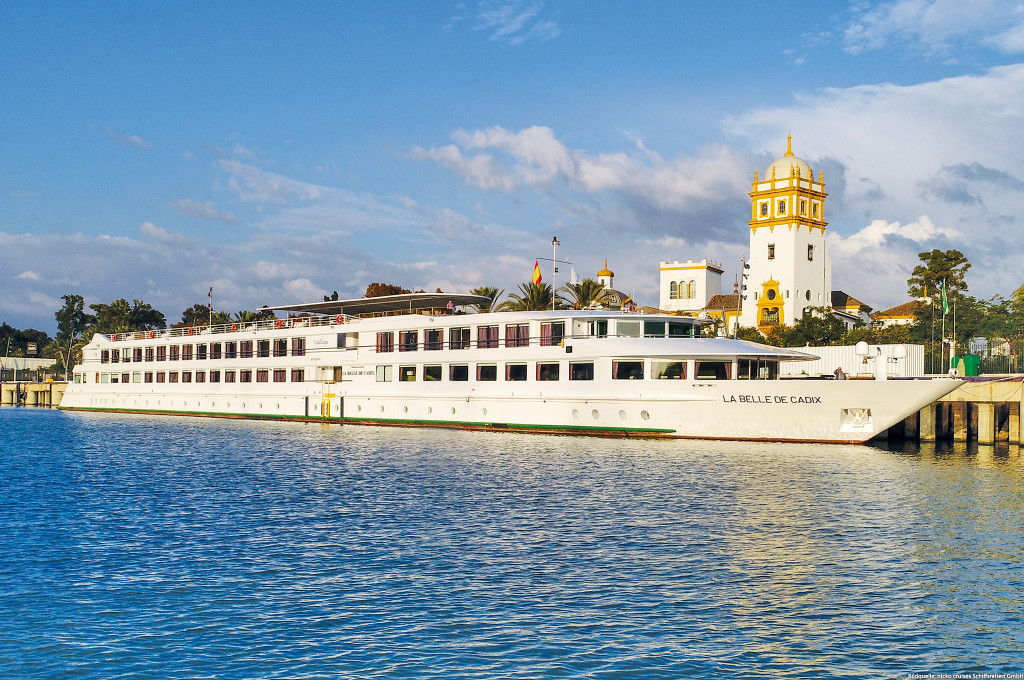 Bild des jeweiligen Schiffs auf dem Wasser