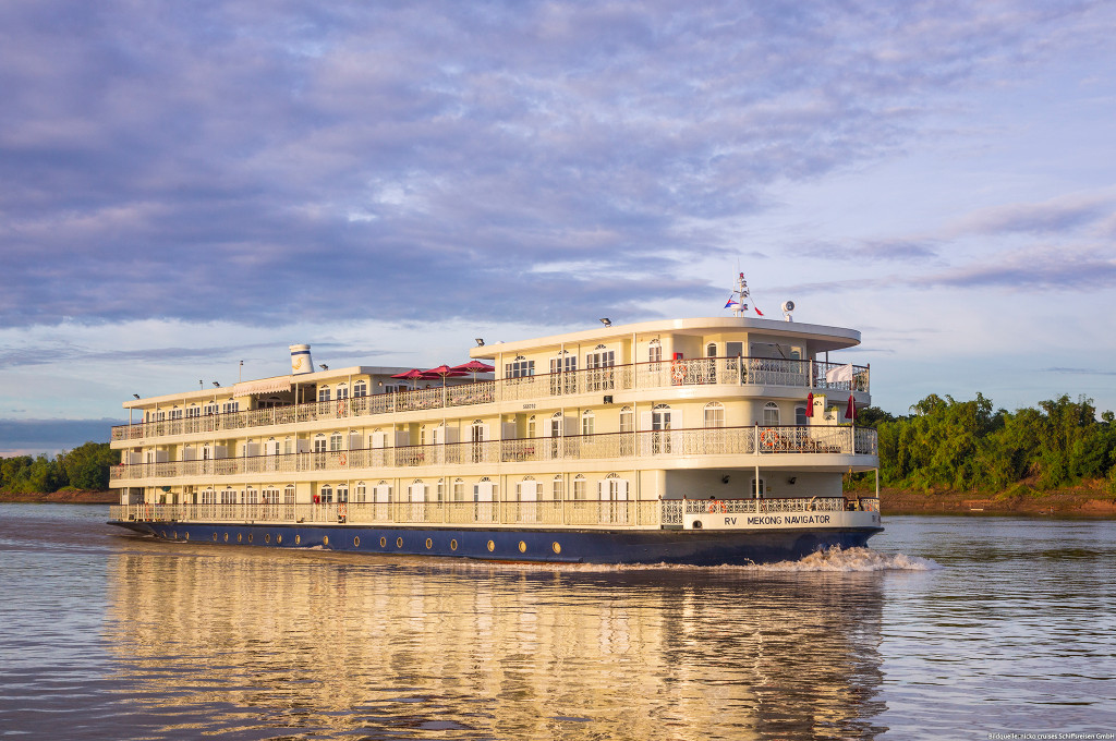 Bild des jeweiligen Schiffs auf dem Wasser