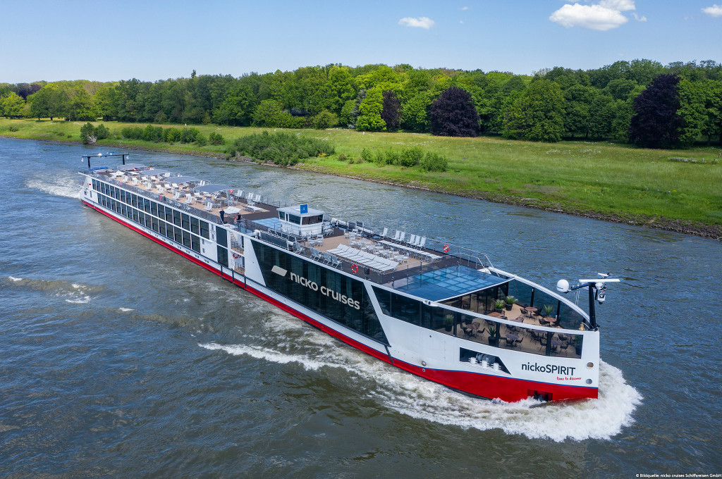 Bild des jeweiligen Schiffs auf dem Wasser