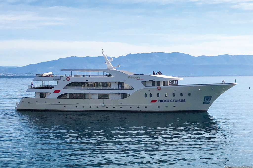 Bild des jeweiligen Schiffs auf dem Wasser