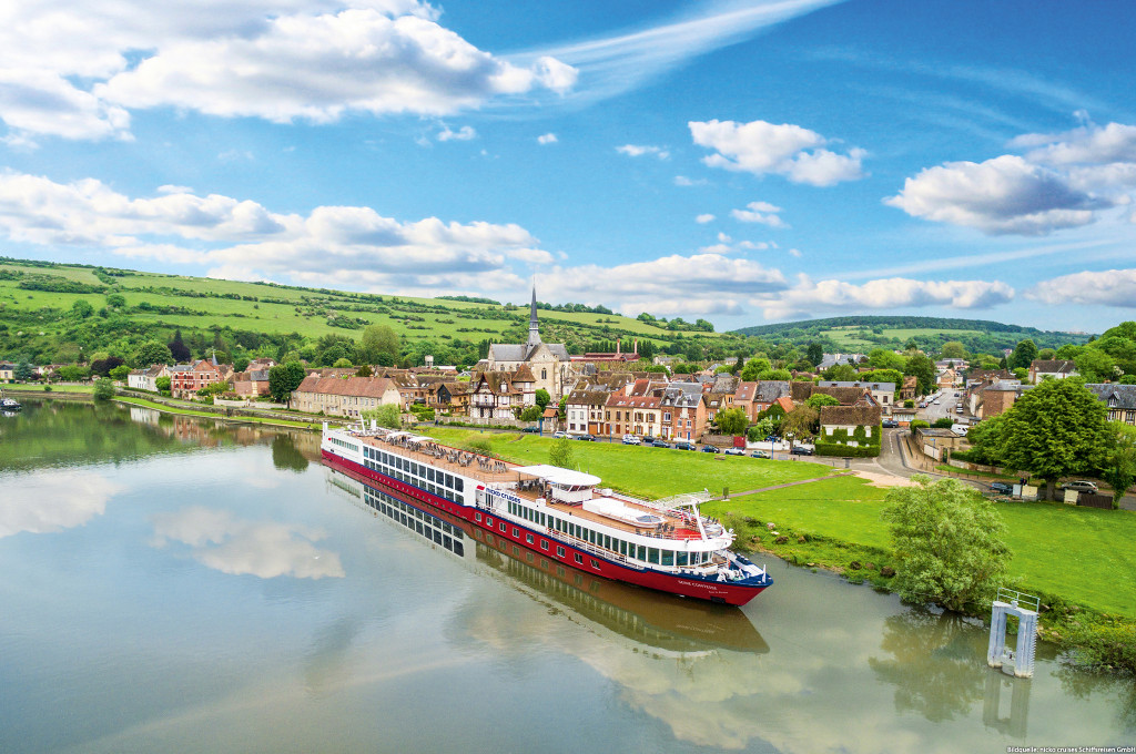 Bild des jeweiligen Schiffs auf dem Wasser