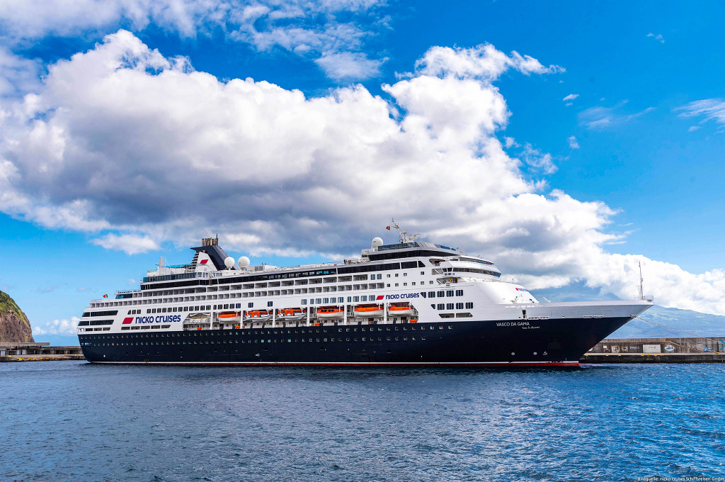 Bild des jeweiligen Schiffs auf dem Wasser