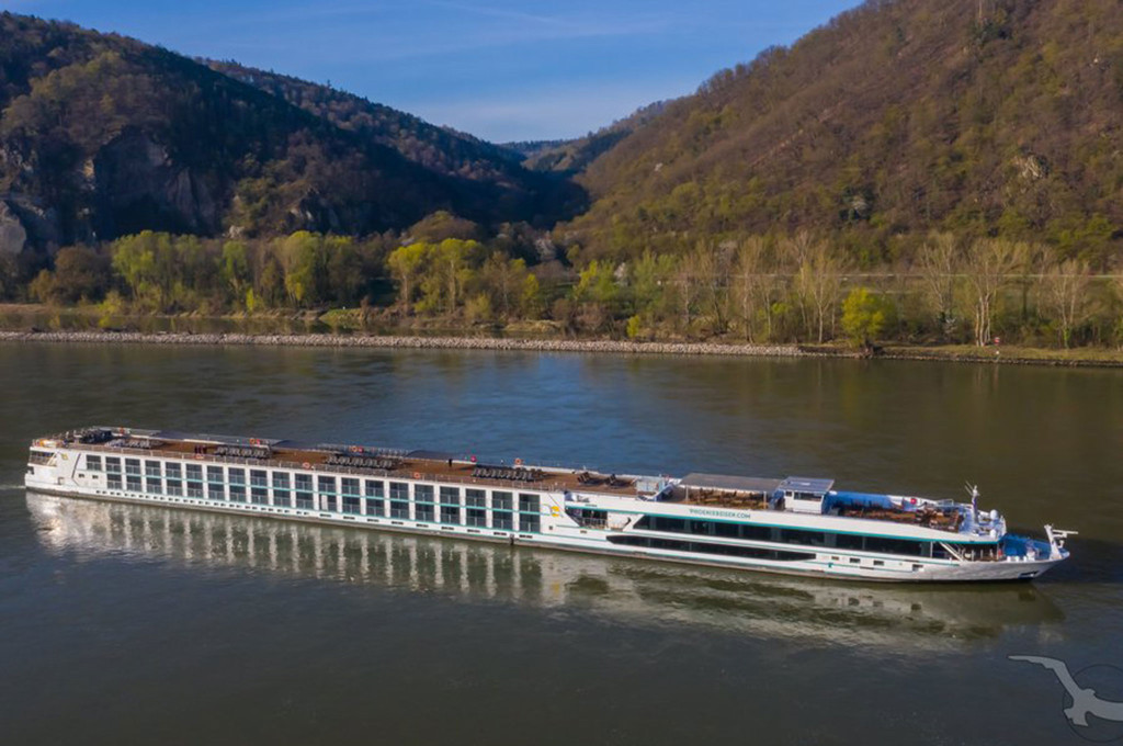 Bild des jeweiligen Schiffs auf dem Wasser