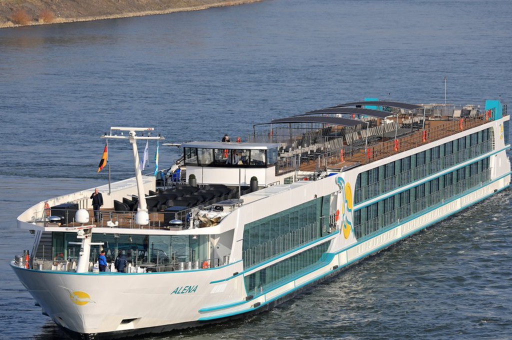 Bild des jeweiligen Schiffs auf dem Wasser