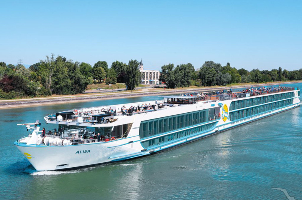 Bild des jeweiligen Schiffs auf dem Wasser