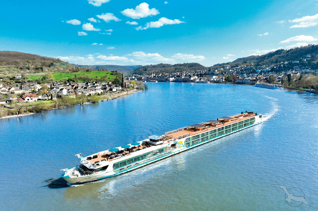 Bild des jeweiligen Schiffs auf dem Wasser