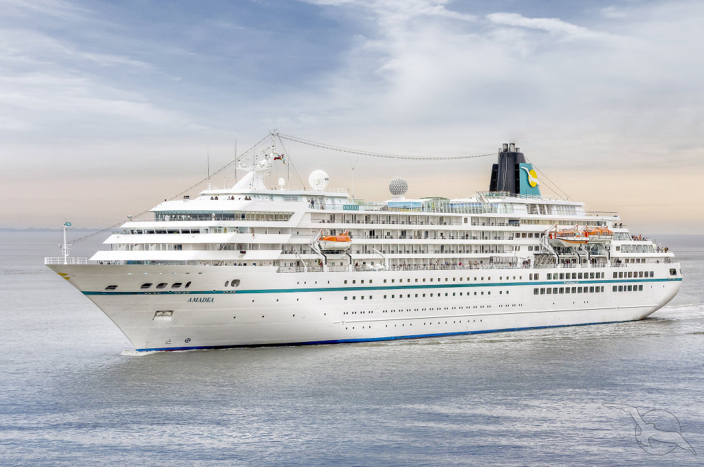 Bild des jeweiligen Schiffs auf dem Wasser