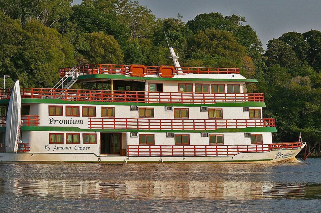 Bild des jeweiligen Schiffs auf dem Wasser