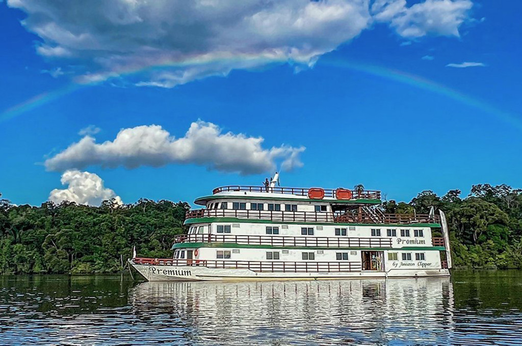 Bild des jeweiligen Schiffs auf dem Wasser