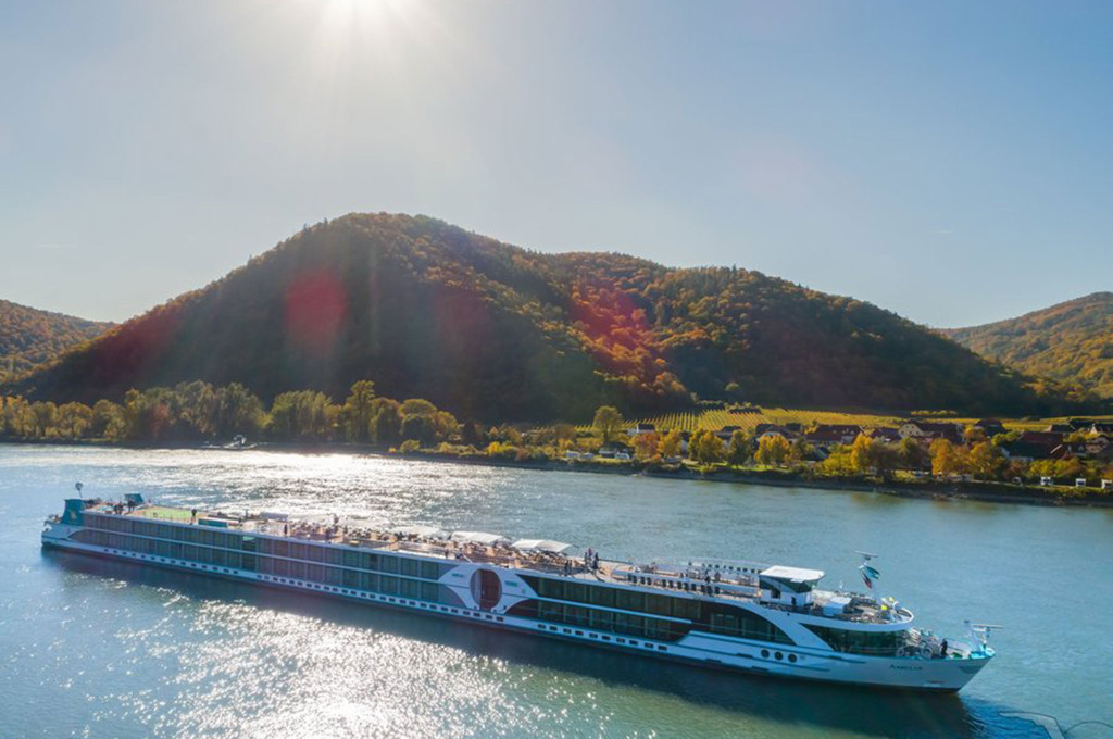 Bild des jeweiligen Schiffs auf dem Wasser