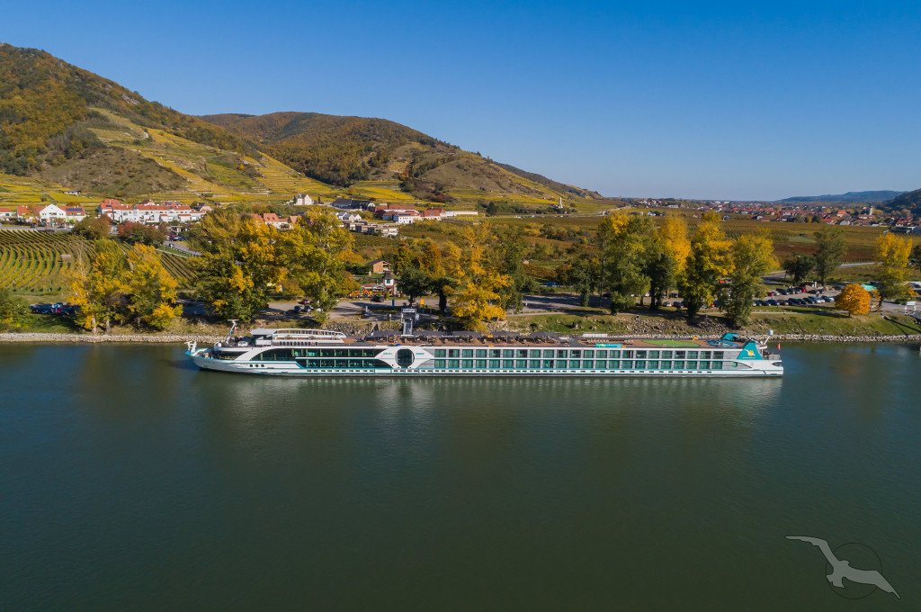 Bild des jeweiligen Schiffs auf dem Wasser