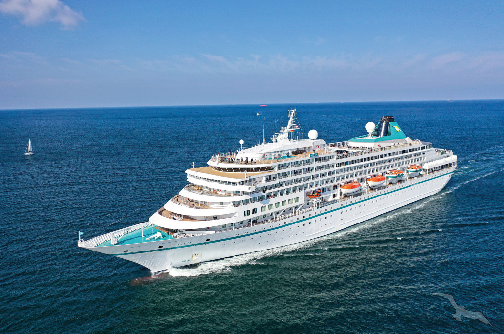 Bild des jeweiligen Schiffs auf dem Wasser