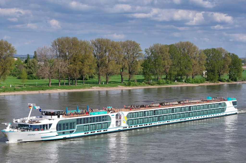 Bild des jeweiligen Schiffs auf dem Wasser