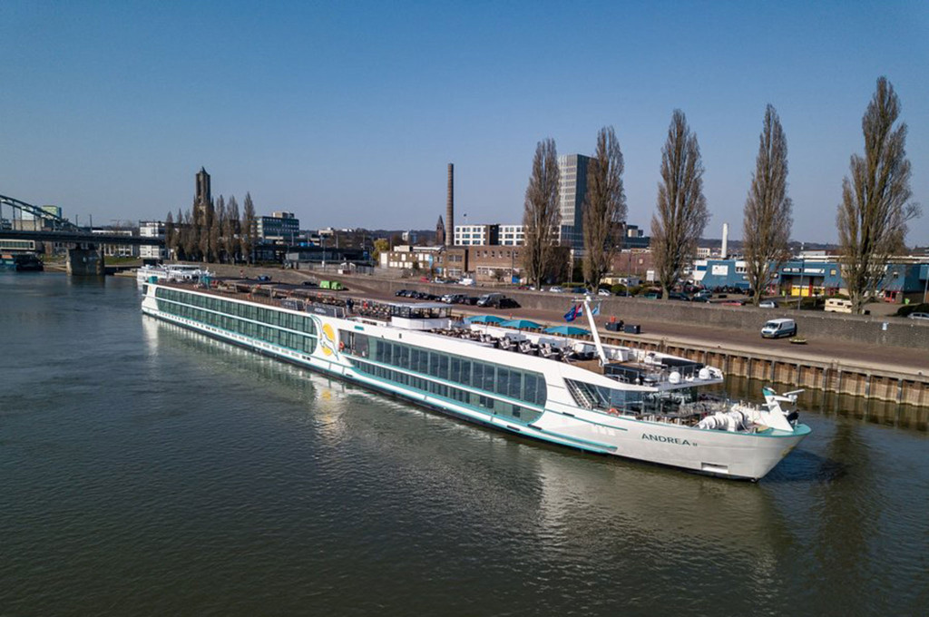 Bild des jeweiligen Schiffs auf dem Wasser