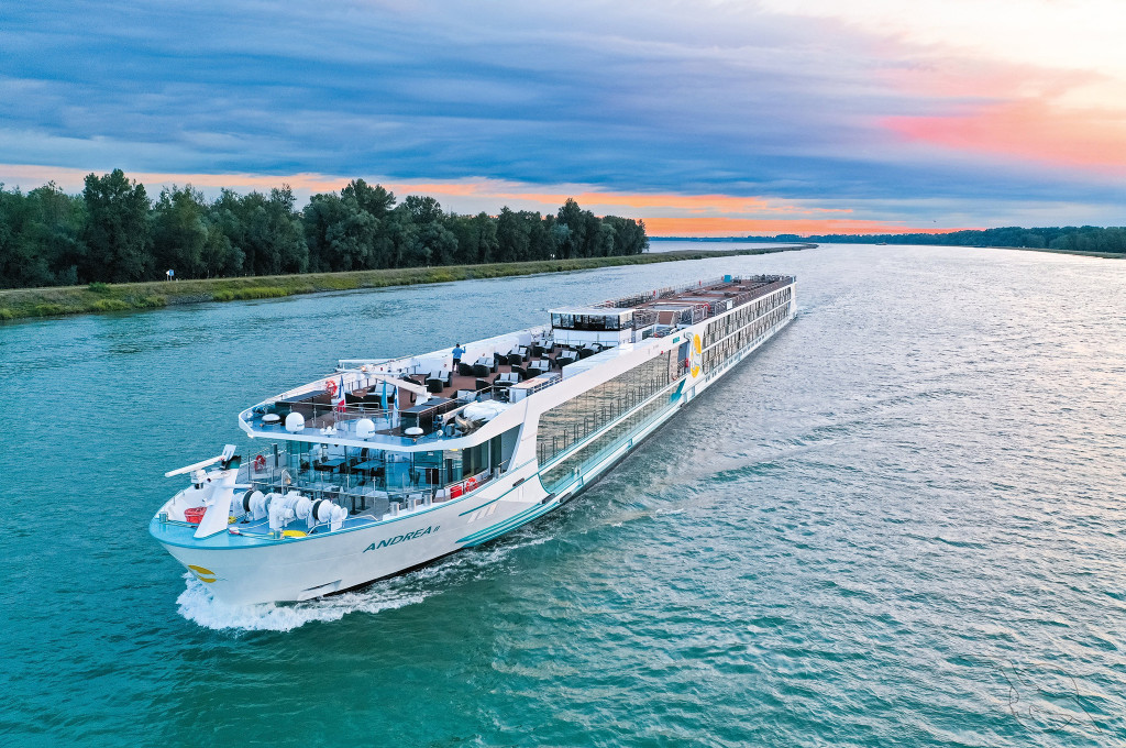 Bild des jeweiligen Schiffs auf dem Wasser
