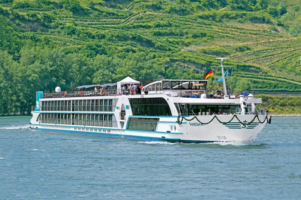 Bild des jeweiligen Schiffs auf dem Wasser