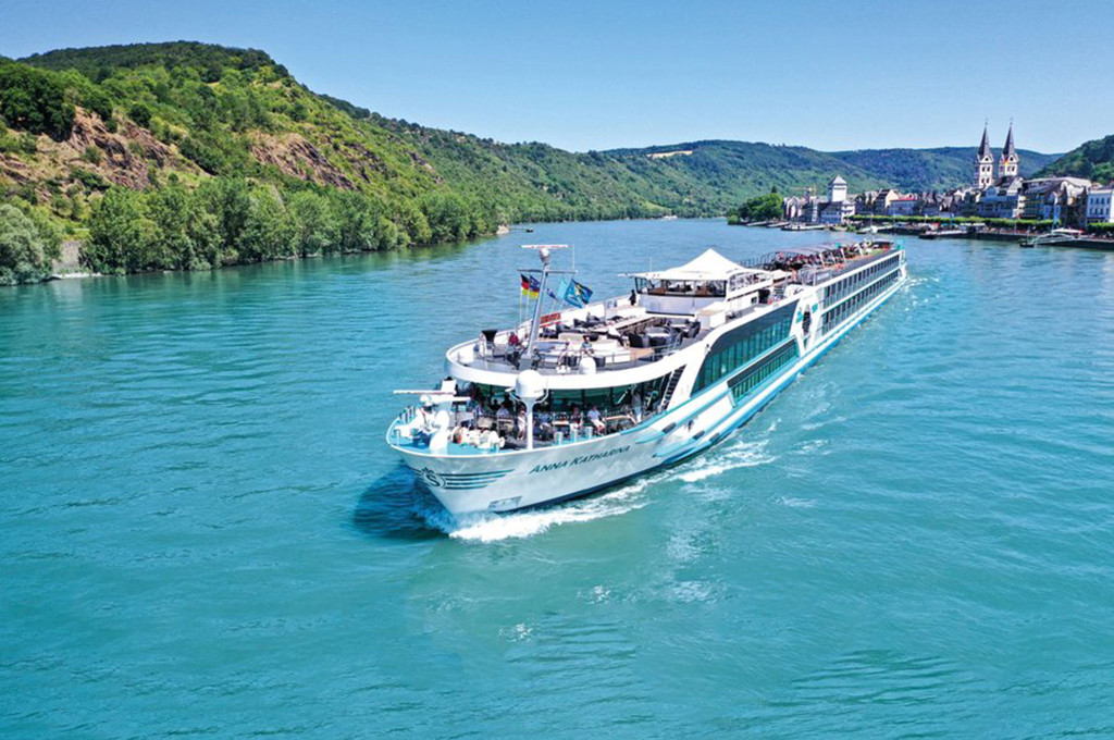 Bild des jeweiligen Schiffs auf dem Wasser