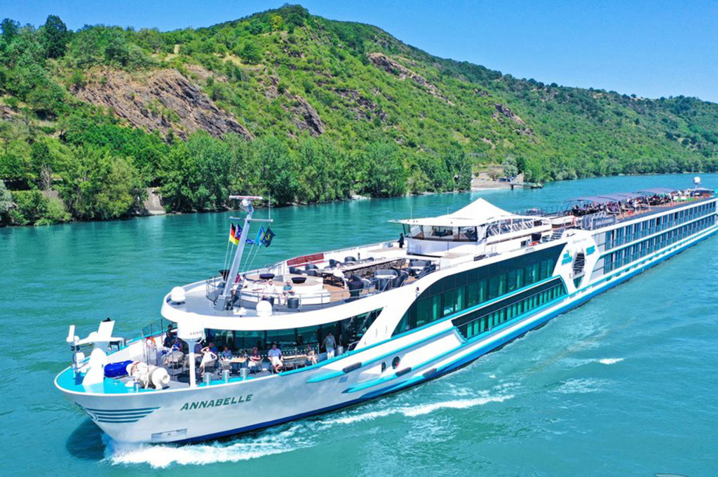 Bild des jeweiligen Schiffs auf dem Wasser