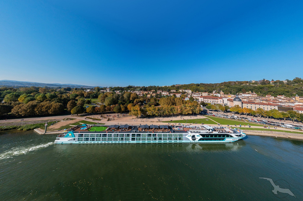 Bild des jeweiligen Schiffs auf dem Wasser