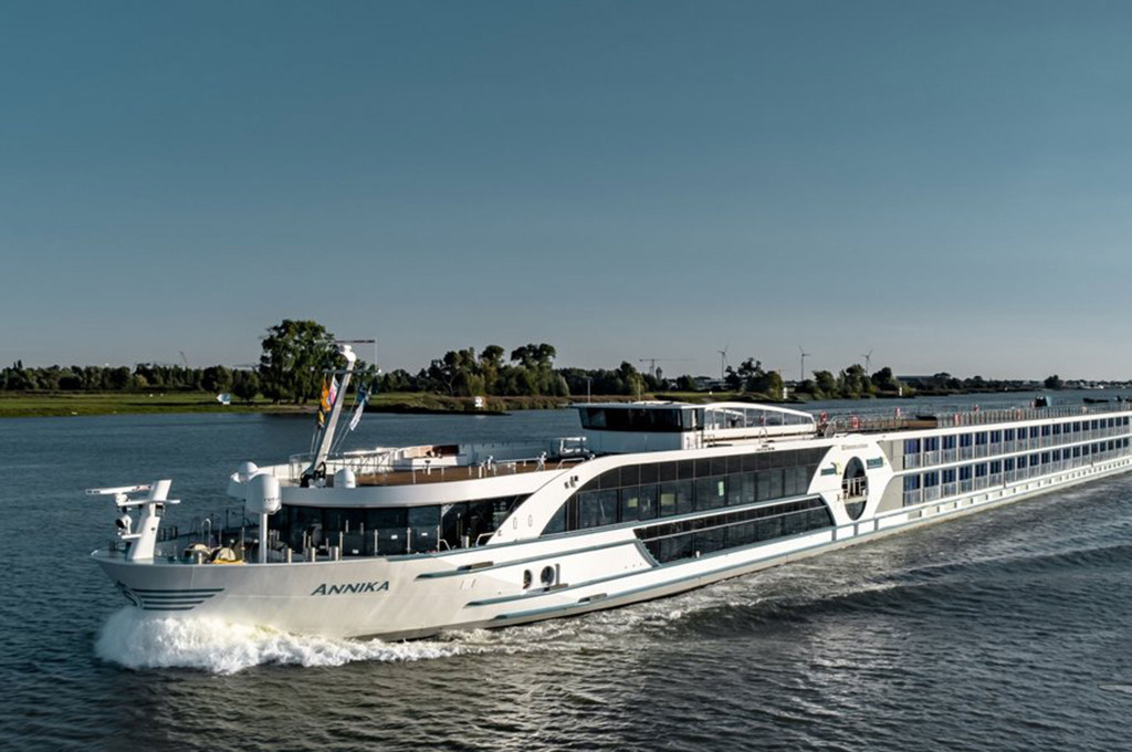 Bild des jeweiligen Schiffs auf dem Wasser