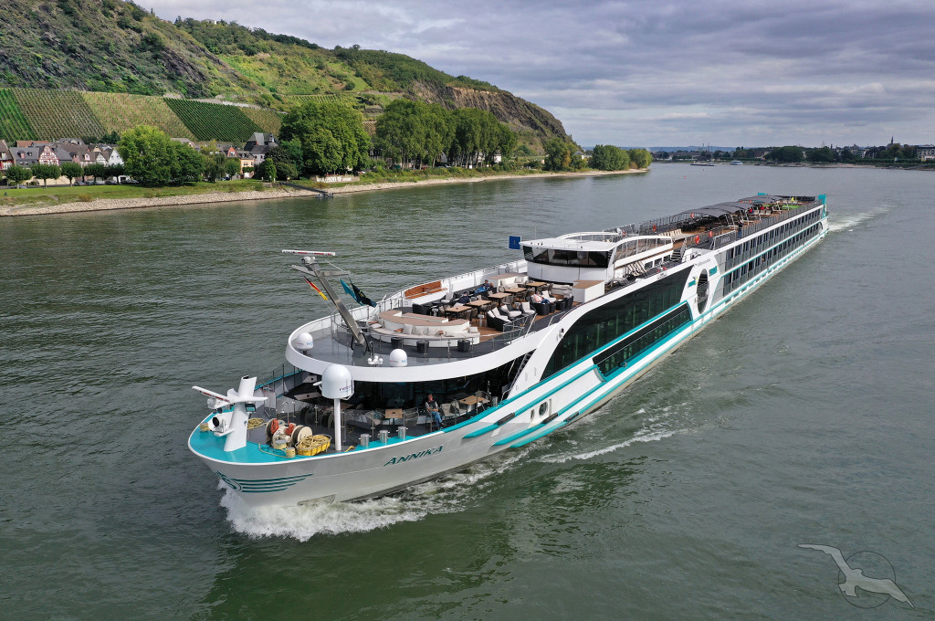 Bild des jeweiligen Schiffs auf dem Wasser