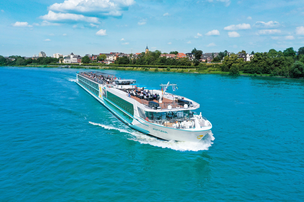 Bild des jeweiligen Schiffs auf dem Wasser