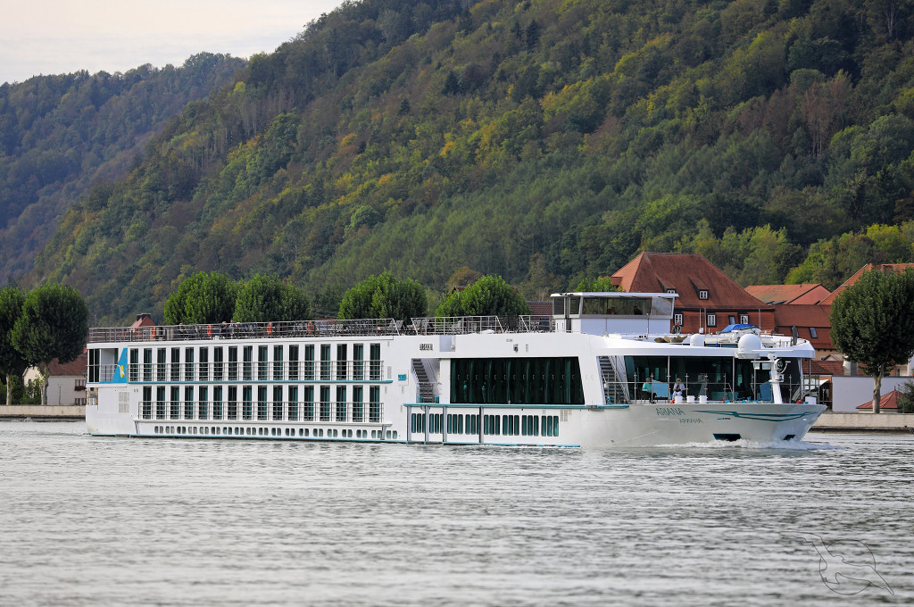 Bild des jeweiligen Schiffs auf dem Wasser