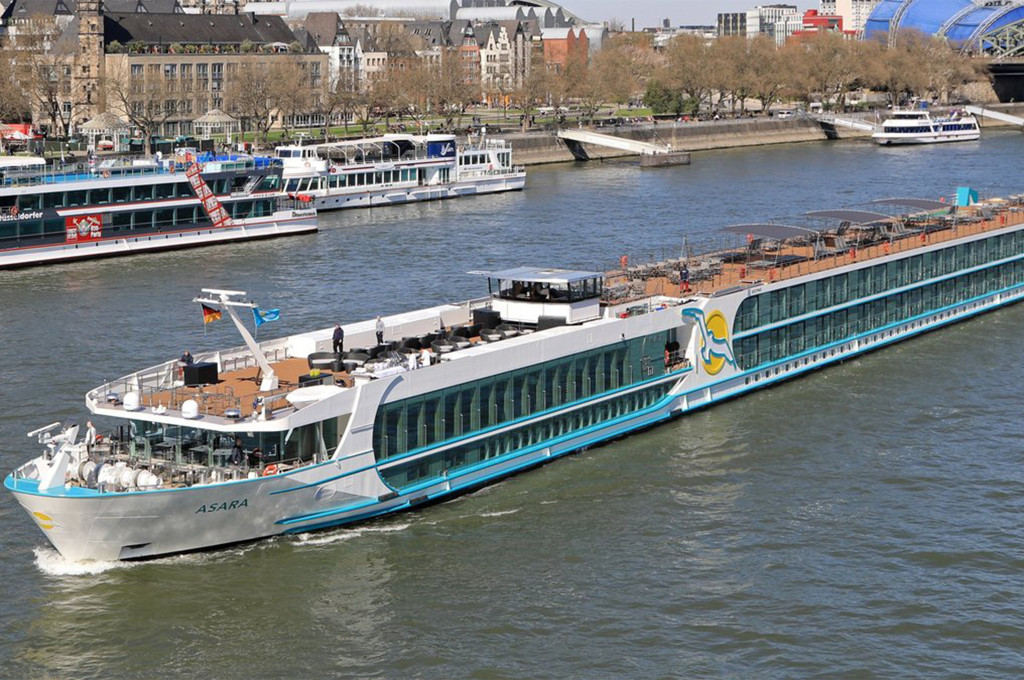 Bild des jeweiligen Schiffs auf dem Wasser