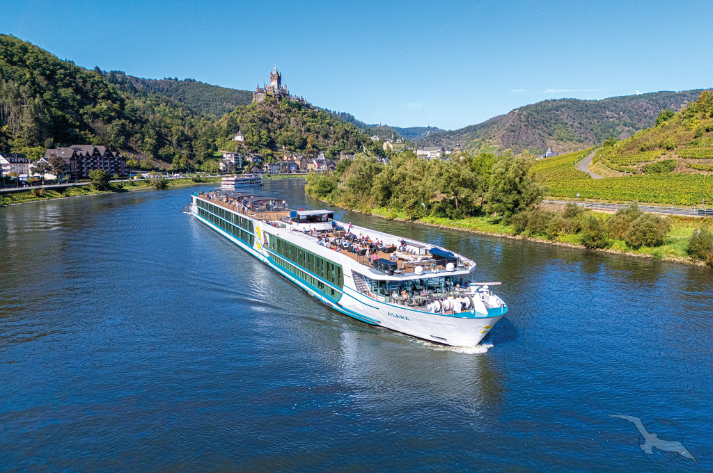 Bild des jeweiligen Schiffs auf dem Wasser