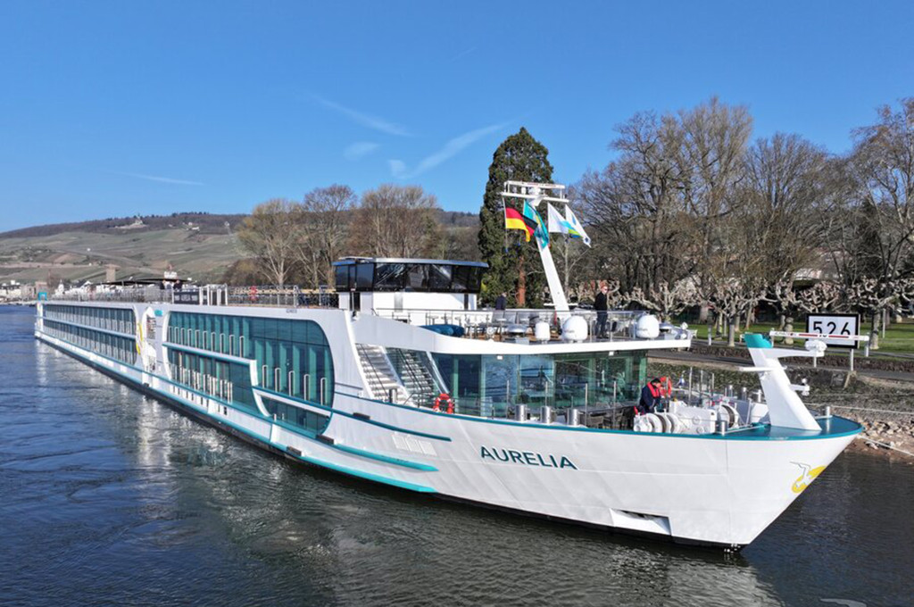 Bild des jeweiligen Schiffs auf dem Wasser