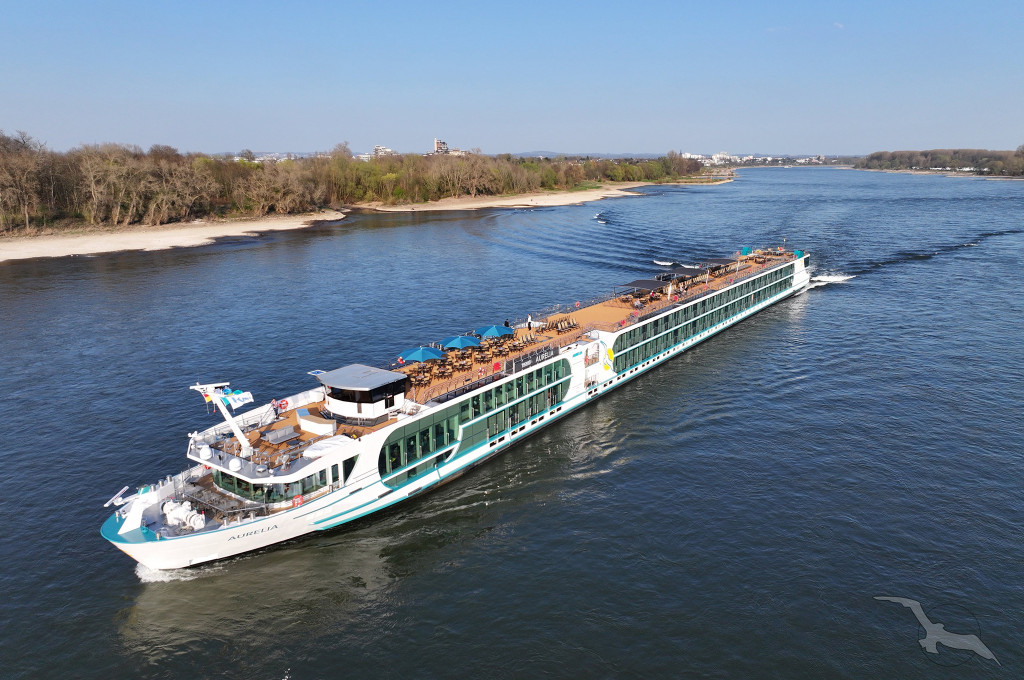 Bild des jeweiligen Schiffs auf dem Wasser