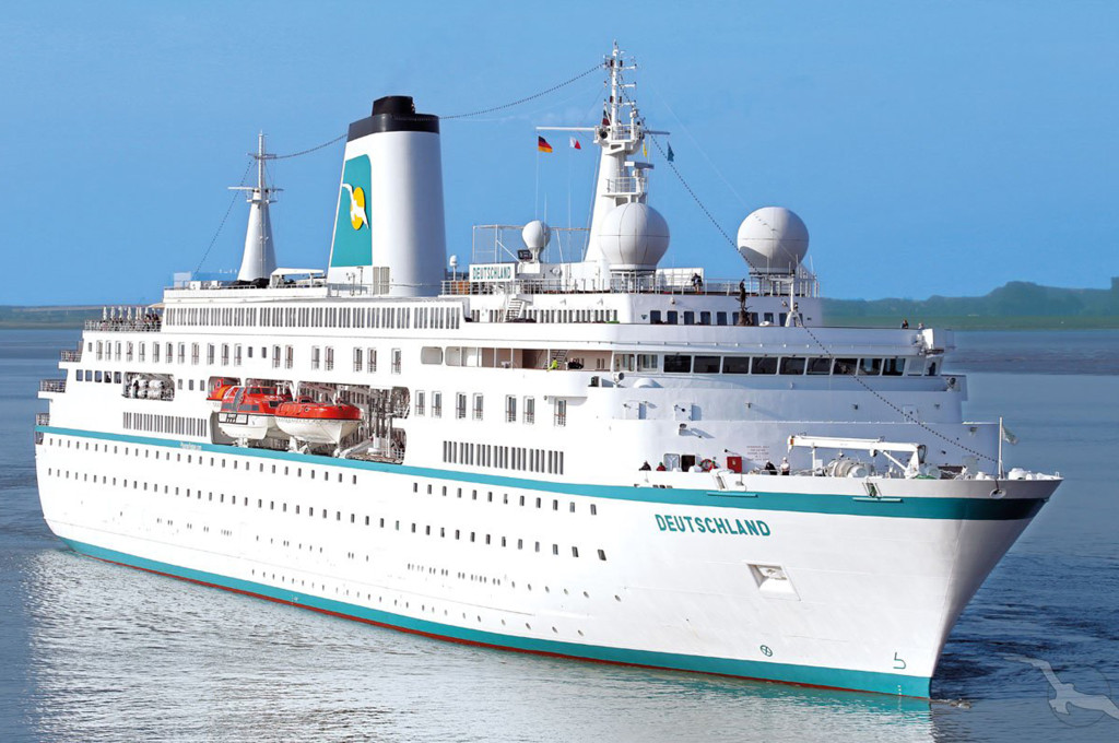 Bild des jeweiligen Schiffs auf dem Wasser