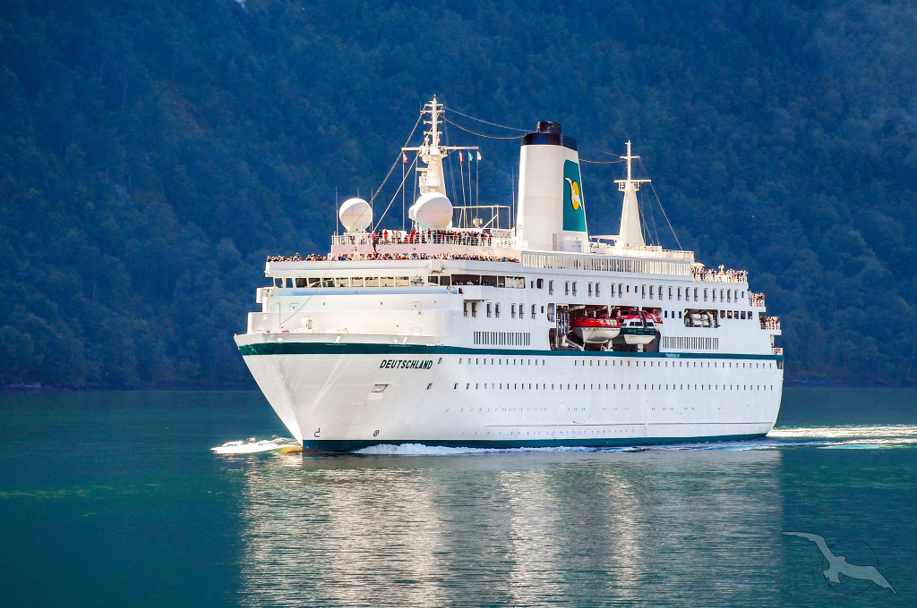Bild des jeweiligen Schiffs auf dem Wasser