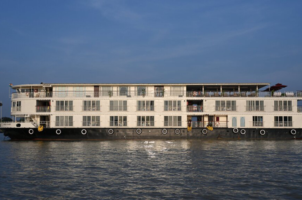 Bild des jeweiligen Schiffs auf dem Wasser