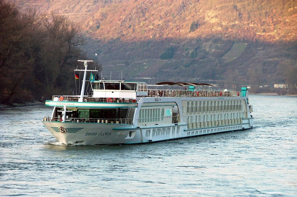 Bild des jeweiligen Schiffs auf dem Wasser