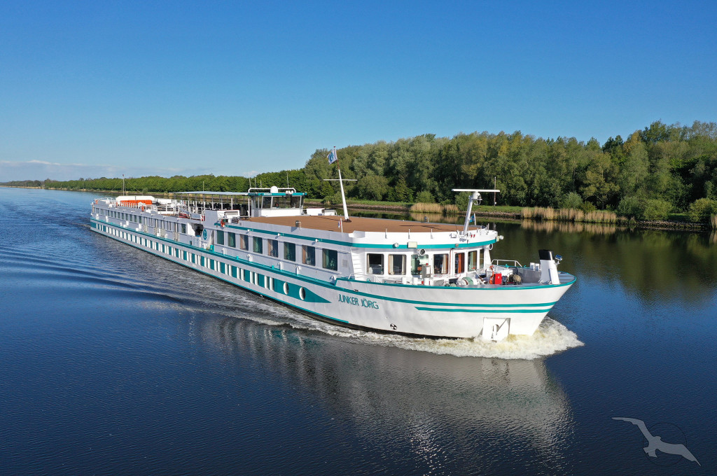 Bild des jeweiligen Schiffs auf dem Wasser