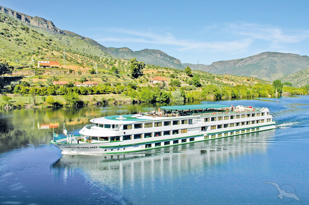 Bild des jeweiligen Schiffs auf dem Wasser