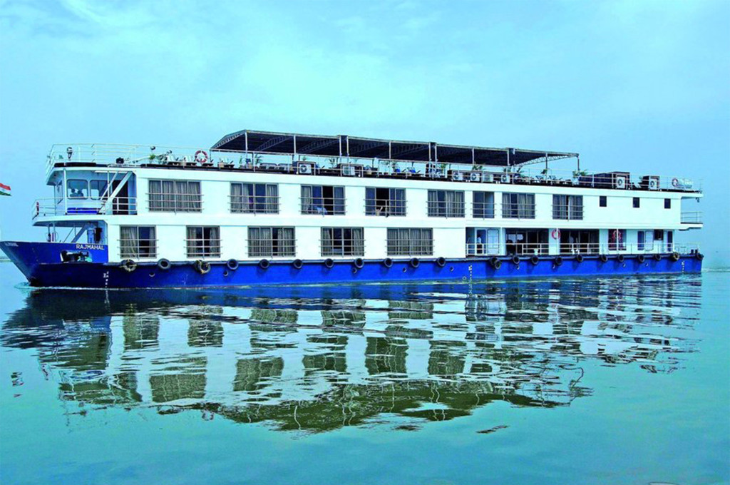 Bild des jeweiligen Schiffs auf dem Wasser