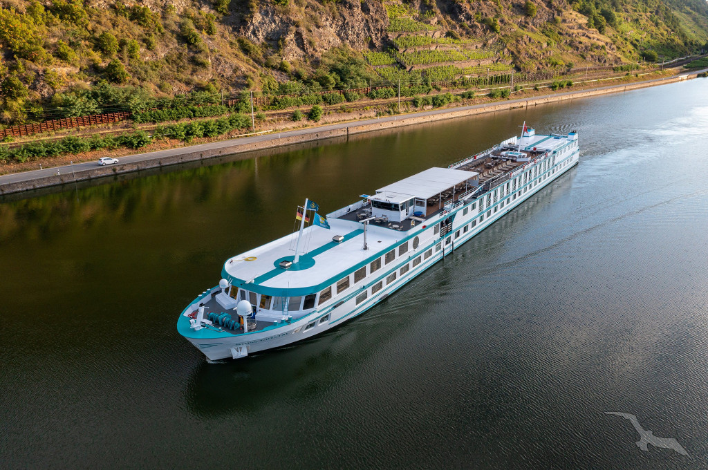 Bild des jeweiligen Schiffs auf dem Wasser