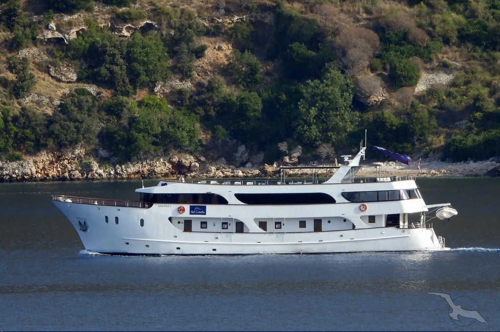 Bild des jeweiligen Schiffs auf dem Wasser