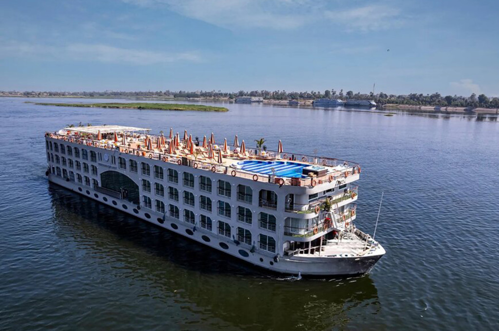 Bild des jeweiligen Schiffs auf dem Wasser