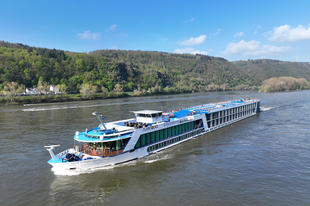 Bild des jeweiligen Schiffs auf dem Wasser
