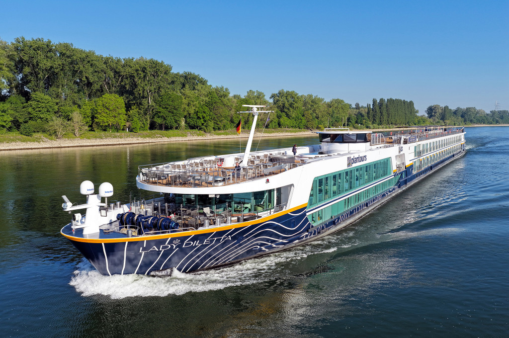 Bild des jeweiligen Schiffs auf dem Wasser