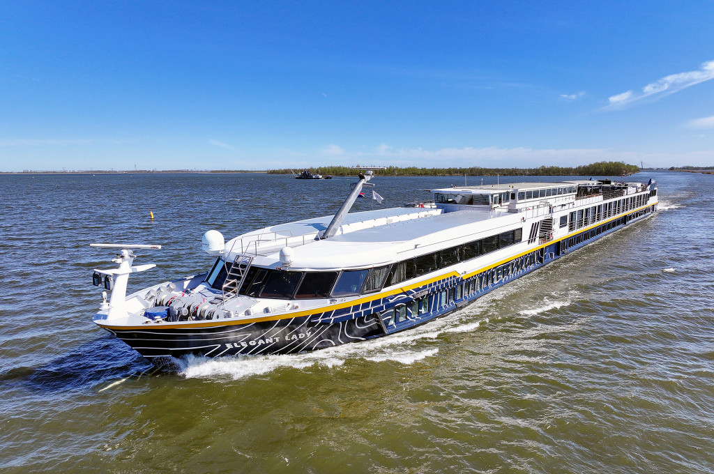 Bild des jeweiligen Schiffs auf dem Wasser