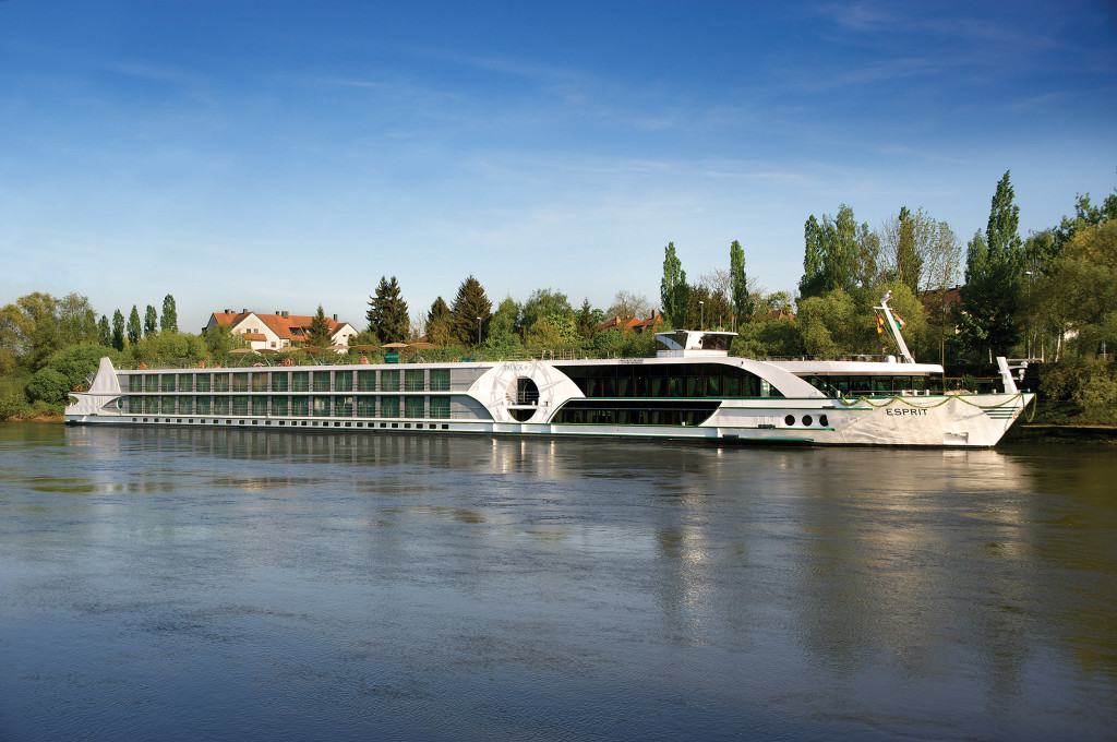 Bild des jeweiligen Schiffs auf dem Wasser